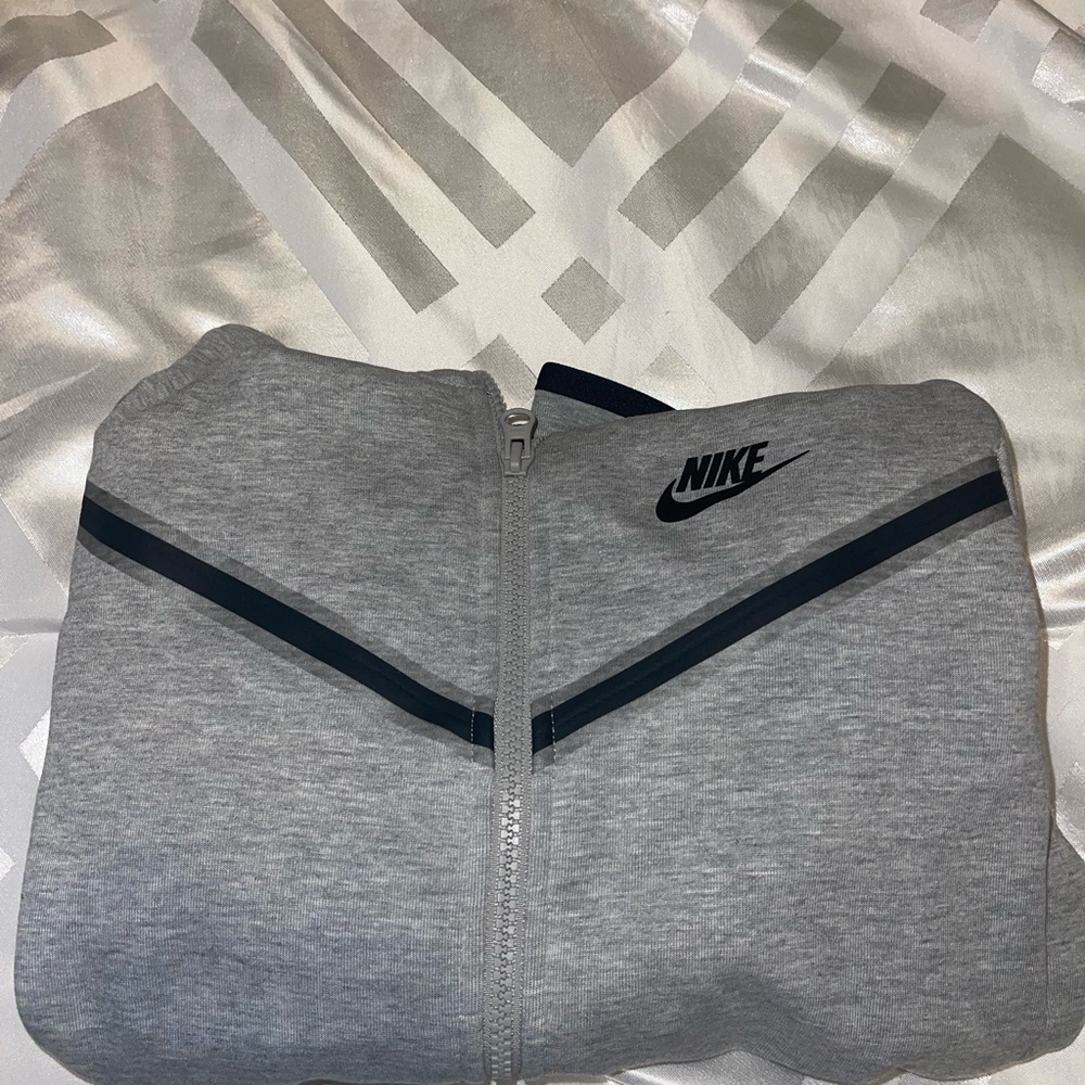 Nike Tech boys grade school